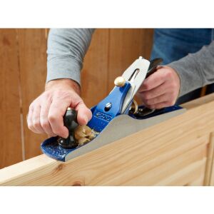 IRWIN Record Kézi gyalu használat közben fán - Gyalu