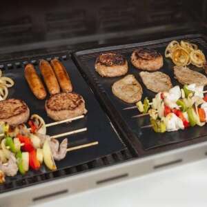 Grill BBQ Mat tavă de copt antiaderentă cu diverse alimente pe ea, inclusiv cârnați, burgeri și frigarui - Foi de copt rezistente la căldură