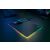 Twarda podkładka pod mysz dla graczy Razer Firefly V2 RGB z myszą w użyciu