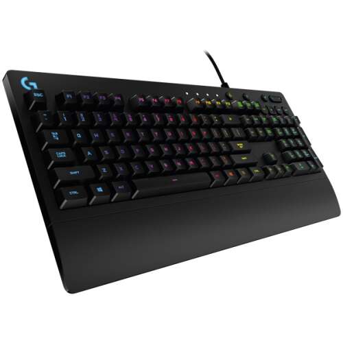 Logitech G213 Prodigy Gaming billentyűzet, fekete, ferde nézet, a billentyűket és a csuklótámaszt mutatja - Logitech