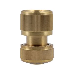 Közelkép a FLO 1/2 hüvelykes réz kerti tömlő gyorscsatlakozójáról - FLO