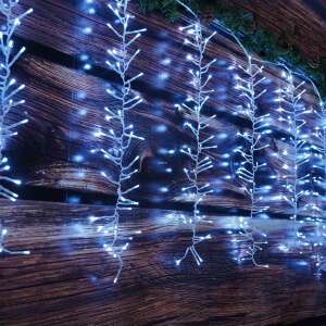LED Lichterkette, weiß, Vorhang-Stil, 3 Stränge, an einer Holzwand hängend - Weihnachten
