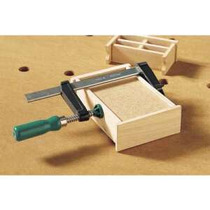 Clema cu șurub Wolfcraft 3606000 SZ 50-150 în uz, clema pentru prelucrarea lemnului, fixarea unei cutii din lemn - Instrument