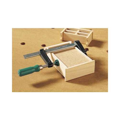 Wolfcraft 3606000 Csavaros szorító SZ 50-150 használatban, fafeldolgozó szorító, egy fa doboz összefogása