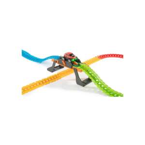 Smoby Flextreme Pit Stop pálya kiegészítő, a híd és alagút konfigurációt mutatja, használat közben autóval - Smoby