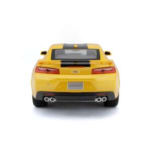 Hátulnézet a Maisto 1/18 méretarányú Chevrolet Camaro SS speciális kiadású modell autóra sárga színben fekete csíkokkal - Maisto Tech