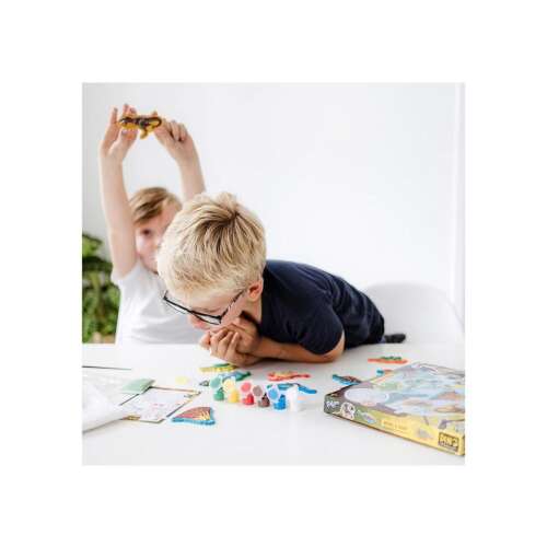 Kinder bemalen Dinosaurierfiguren aus dem Totum Dino-Forever Modellier- und Malset