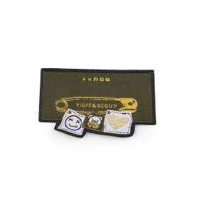 Petică de călcat kaki cu o agrafă de siguranță și trei petice mici, unul cu o față zâmbitoare, unul cu un urs și unul cu o inimă, de la Yioff & Geguy - Produse Mercerie