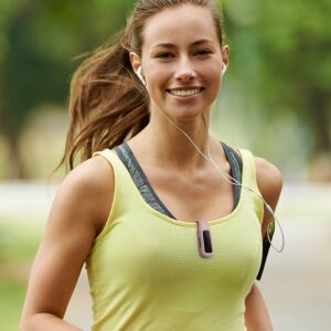 Kwmobile Silikonowy uchwyt na klips do Fitbit Inspire 2/Ace 3 w użyciu - Bieganie - Etui do inteligentnych zegarków