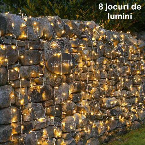 Lumina cortină LED de Crăciun Flippy Deluxe decorând un zid de piatră