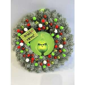 Grincs karácsonyi ajtódísz, 32 cm, zöld és fehér műfenyővel, piros és fehér díszekkel, és egy Grincs arccal a "Hi lakik a Grinch!" felirattal - Ajtódísz