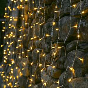 Instalație luminoasă de Crăciun tip perdea Yoto, LED-uri alb cald pe perete de piatră - Flippy Ghirlande luminoase