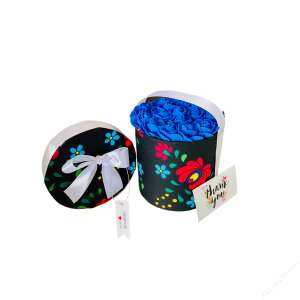 Maria ajándékdoboz kék rózsákkal, fekete háttérrel virágmintával, fehér szalaggal - Ajándék ötlet Valentin-napra