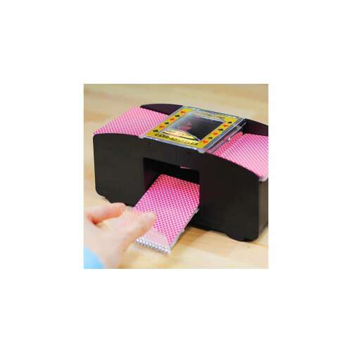 Eine Hand bedient die automatische Kartenmischmaschine und mischt ein Kartenspiel