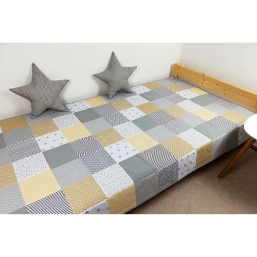 Szürke és sárga patchwork ágytakaró csillagokkal, tökéletes a gyerekszobába