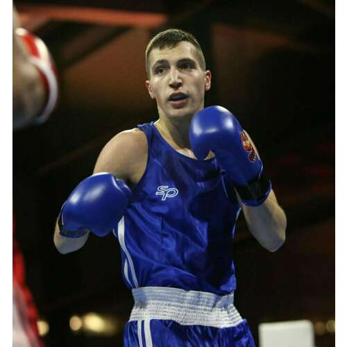 Starpro olimpiai box trikó kék színben, egy versenyzőn viselve