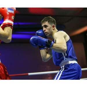 Férfi kék Starpro box nadrágban és trikóban, boxol egy ringben - Férfi trikó