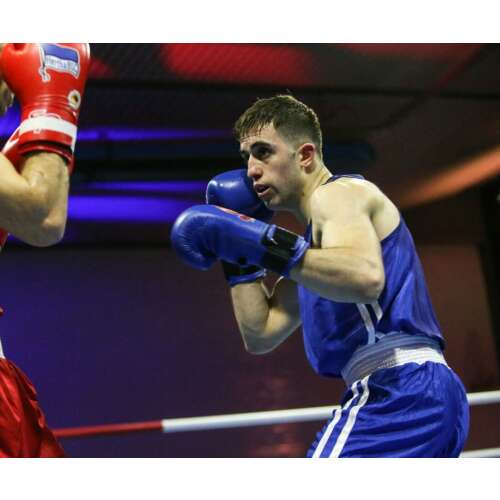 Férfi kék Starpro box nadrágban és trikóban, boxol egy ringben