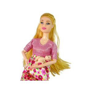 Pretty Mom Baby Doll babát tartva közelről - Lean Toys