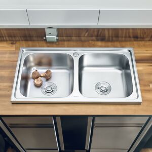 Chiuvetă de bucătărie cu două cuve Nago din oțel inoxidabil instalată într-o bucătărie - Chiuvete de bucătărie