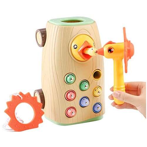 Mágneses harkály játék 8 színes kukacokkal, kalapáccsal és kerekes farönkkel. Kiváló a finommotoros készségek, a színfelismerés és a számolási készségek fejlesztéséhez.