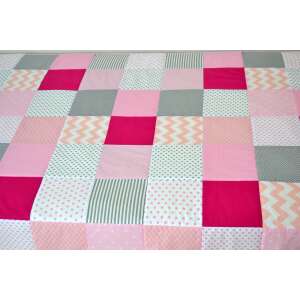 Rózsaszín patchwork ágytakaró szürke és fehér mintákkal, közeli kép - Ágytakaró