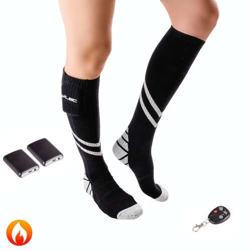 W-TEC Tarviso fűthető térdzokni, fekete fehér csíkokkal, a zokni párja egy modell lábain, két újratölthető akkumulátorral és távirányítóval - Férfi zokni