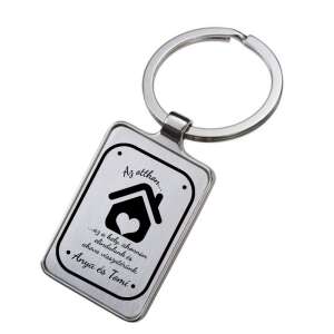 Gravírozott fém kulcstartó ház és szív mintával, személyre szabva a 'Az otthon... az a hely, ahonnan elindulunk és ahová visszatérünk • Anya és Tomi.' szöveggel. - Ajándék kulcstartó