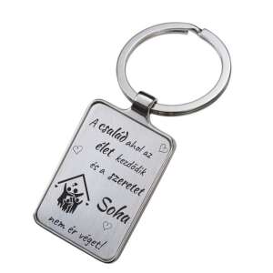 Gravírozott fém kulcstartó a "A család ahol az élet kezdődik és a szeretet soha nem ér véget!" felirattal és egy házban lévő család sziluetttel, "Soha" névvel személyre szabva - Ajándék kulcstartó