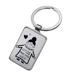 Gravírozott fém kulcstartó, rajta egy nagymama illusztráció és magyar szöveg: "A világ legjobb nagymamája, mindig velem, mindig a szívemben, mindig a gondolataimban, szeretet" - Ajándék kulcstartó