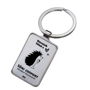 Gravírozott fém kulcstartó sün mintával, a "SÜNI CSOPORT Minden köszönünk! 2023" és a "Búcsúzik Tőled a" felirattal - Ajándék kulcstartó