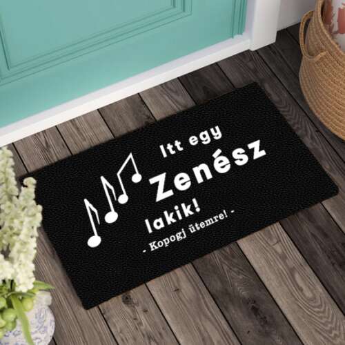 Fekete lábtörlő "Itt egy zenész lakik! - Kopogj ütemre!" felirattal és zenei jelekkel