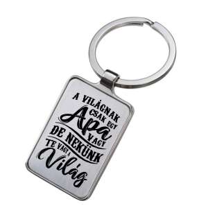 Gravírozott kulcstartó apának, a felirattal: 'A világnak csak egy Apa vagy, de nekünk Te vagy a Világ' (A világnak csak egy Apa vagy, de nekünk Te vagy a Világ) - Ajándék kulcstartó