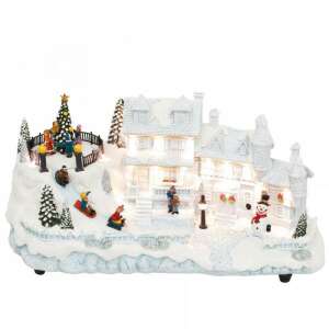 Animált karácsonyi falu dioráma fehér házzal, forgó karácsonyfával és szánkózó gyerekekkel, LED világítással és mozgással - Home by Somogyi