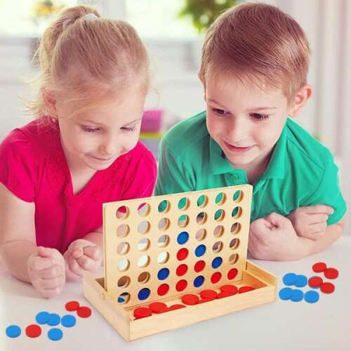 Két gyermek játszik a Connect Four társasjátékkal, egy klasszikus családi játékkal, amely a stratégiát és a készségeket fejleszti.