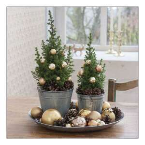 Karácsonyi asztali dekoráció két kis, cserépbe ültetett karácsonyfával, fenyőtobozokkal és arany díszekkel - Szalvéta