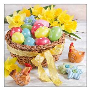 Húsvéti papírszalvéta kosárban színes tojásokkal, sárga virágokkal és két kerámia csirkével - Szalvéta