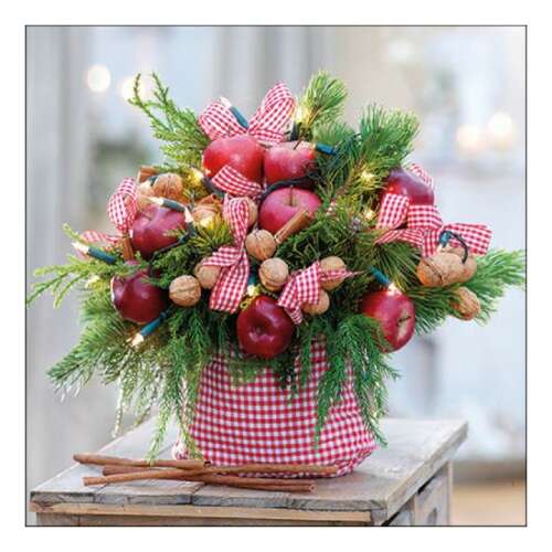 Karácsonyi díszítés vörös almával, dióval, fahéjjal és piros-fehér kockás szalaggal