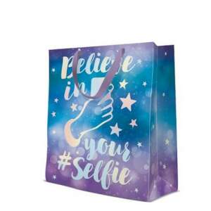 Nagy ajándéktaska kék és lila galaxis mintával, "Believe in your #Selfie" felirattal és egy telefont tartó kézzel. Tökéletes születésnapra, ünnepekre vagy bármilyen különleges alkalomra. - Művészet & Hobbi