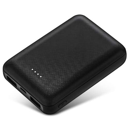 Schwarze Powerbank mit 2 USB- und 1 Typ-C-Anschlüssen