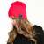 Nő piros Bluetooth sapkát visel beépített hangszórókkal