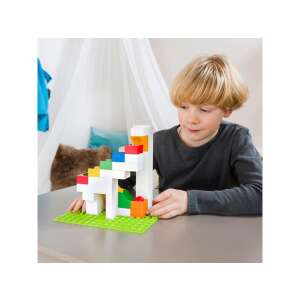 Gyermek játszik a Hubelino golyópálya készlettel katapulttal - Hubelino