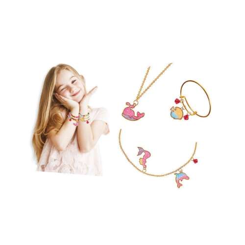 Mädchen trägt ein farbenfrohes Kristall-Schmuckset, bestehend aus Halskette, Armband und Ring, mit Wal-, Delfin- und Herz-Anhängern